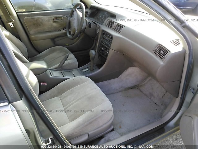 JT2BG28K6W0228334 - 1998 TOYOTA CAMRY LE/XLE Grau Foto 5