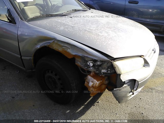 JT2BG28K6W0228334 - 1998 TOYOTA CAMRY LE/XLE Grau Foto 6