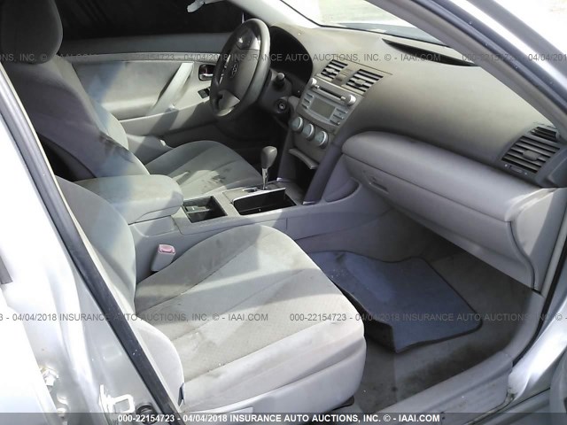 4T1BK46K78U567809 - 2008 TOYOTA CAMRY LE/XLE/SE SILVER photo 5