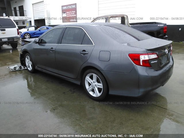 4T1BF1FK8DU205002 - 2013 TOYOTA CAMRY L/SE/LE/XLE 灰色 照片 3