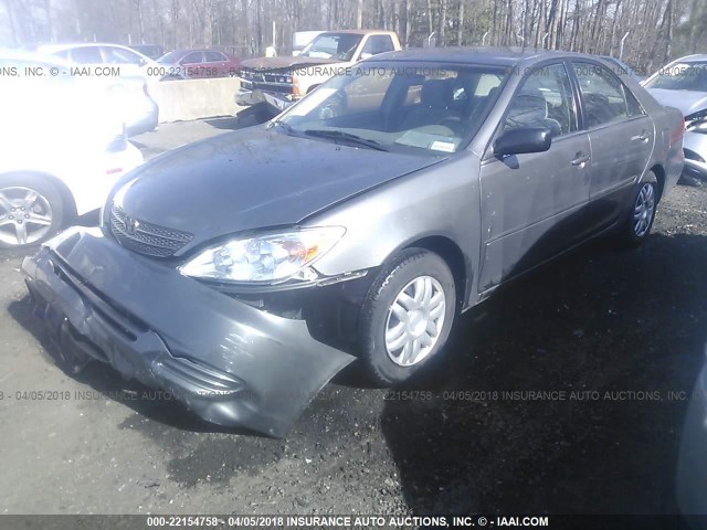 4T1BE32KX2U570928 - 2002 TOYOTA CAMRY LE/XLE/SE ნაცრისფერი ფოტო 2
