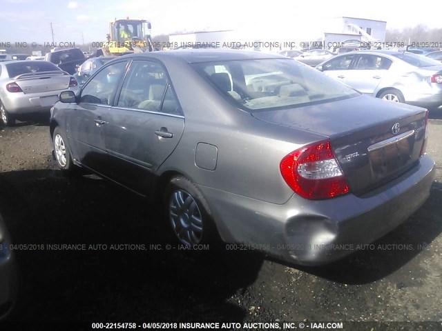 4T1BE32KX2U570928 - 2002 TOYOTA CAMRY LE/XLE/SE ნაცრისფერი ფოტო 3