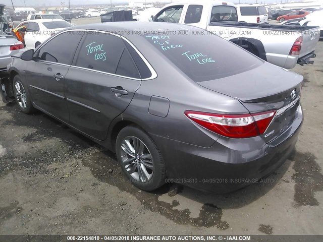 4T1BF1FK4HU270256 - 2017 TOYOTA CAMRY LE/XLE/SE/XSE GRAY photo 3