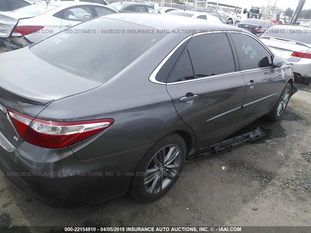 4T1BF1FK4HU270256 - 2017 TOYOTA CAMRY LE/XLE/SE/XSE GRAY photo 4