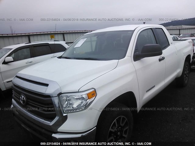 5TFUM5F10FX062100 - 2015 TOYOTA TUNDRA DOUBLE CAB SR/SR5 WHITE photo 2