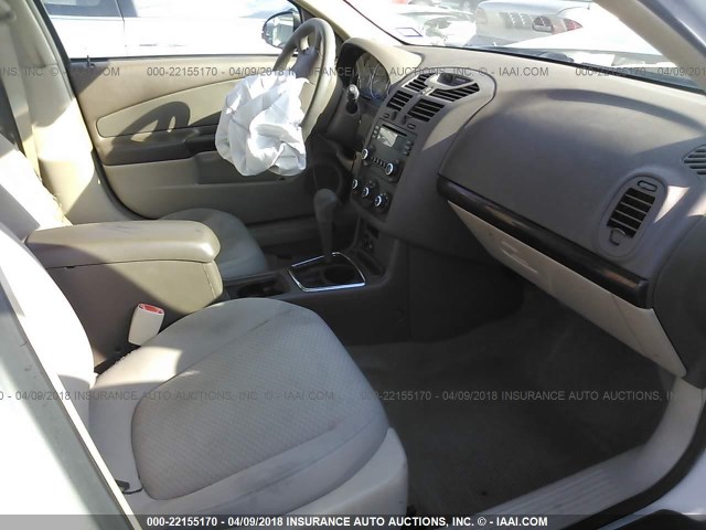 1G1ZS58F88F128592 - 2008 CHEVROLET MALIBU LS WHITE photo 5