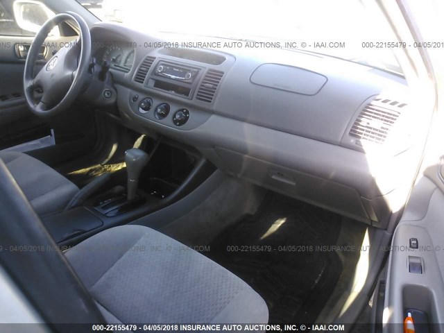 4T1BE32K62U048572 - 2002 TOYOTA CAMRY LE/XLE/SE 银色 照片 5