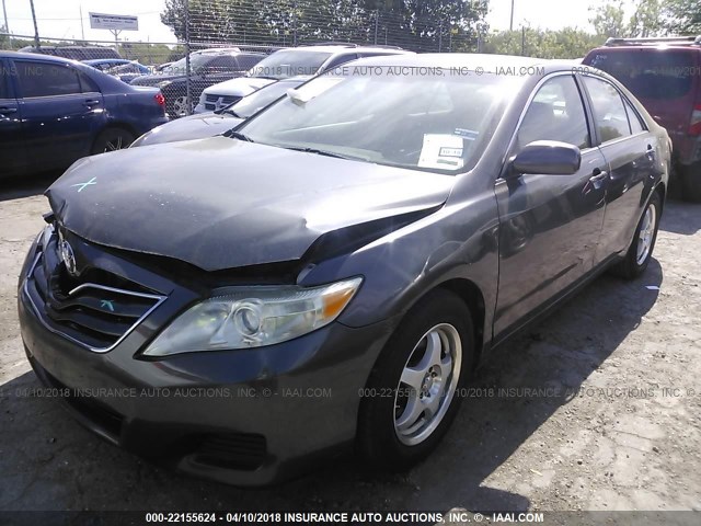 4T4BF3EK8AR025422 - 2010 TOYOTA CAMRY SE/LE/XLE GRAY photo 2