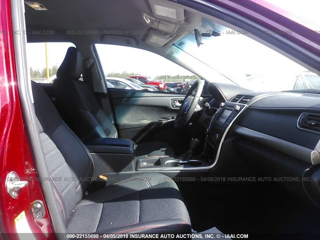 4T1BF1FK9HU763124 - 2017 TOYOTA CAMRY LE/XLE/SE/XSE BURGUNDY photo 5