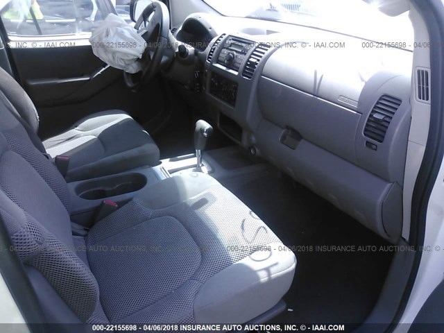 1N6AD07UX8C439148 - 2008 NISSAN FRONTIER CREW CAB LE/SE/OFF ROAD WHITE photo 5