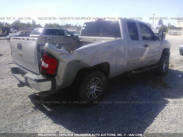 1GCHK29677E602343 - 2007 CHEVROLET SILVERADO K2500 HEAVY DUTY SILVER photo 4