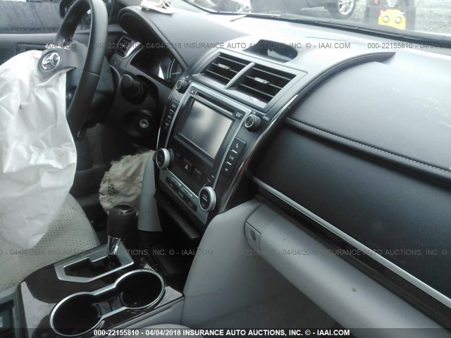 4T4BF1FKXDR295579 - 2013 TOYOTA CAMRY L/SE/LE/XLE 银色 照片 5