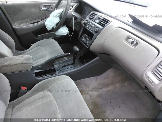 1HGCG1641YA089853 - 2000 HONDA ACCORD LX SILVER photo 5