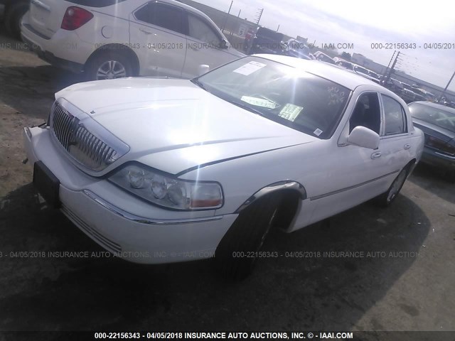 1LNHM82W23Y672845 - 2003 LINCOLN TOWN CAR SIGNATURE WHITE photo 2