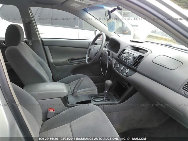 4T1BE32K45U100866 - 2005 TOYOTA CAMRY LE/XLE/SE ვერცხლისფერი ფოტო 5