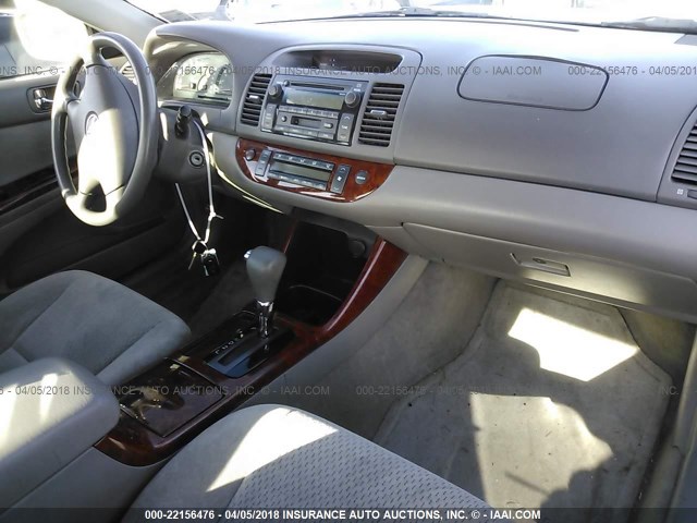 4T1BE30K42U574606 - 2002 TOYOTA CAMRY LE/XLE/SE 银色 照片 5