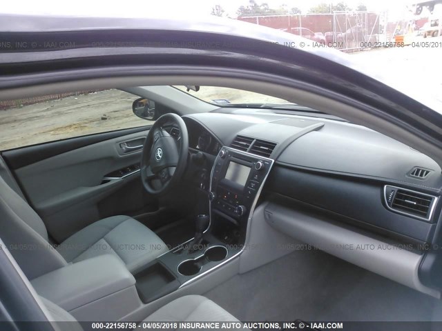 4T4BF1FK7GR517418 - 2016 TOYOTA CAMRY LE/XLE/SE/XSE შავი ფოტო 5