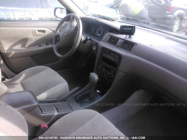 4T1BG22KXWU282160 - 1998 TOYOTA CAMRY CE/LE/XLE 绿色 照片 5