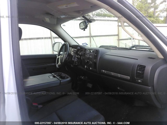 1GCRCSE04DZ144350 - 2013 CHEVROLET SILVERADO C1500 LT WHITE photo 5