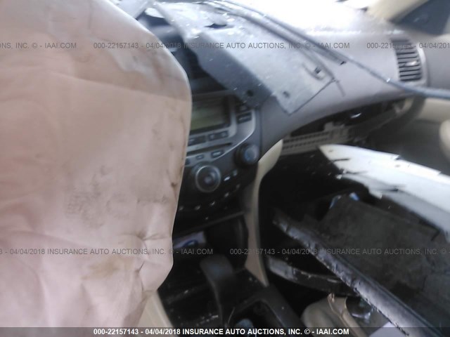 1HGCM56156A134702 - 2006 HONDA ACCORD VALUE WHITE photo 6