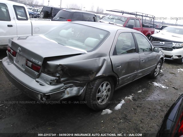 4T1BF22K7WU055706 - 1998 TOYOTA CAMRY CE/LE/XLE GRAY photo 4