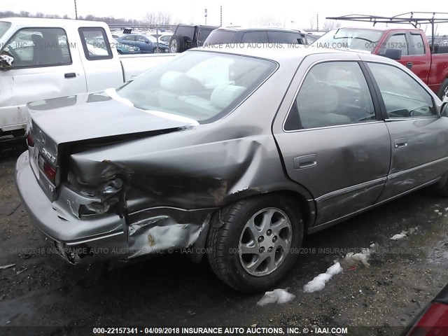 4T1BF22K7WU055706 - 1998 TOYOTA CAMRY CE/LE/XLE GRAY photo 6