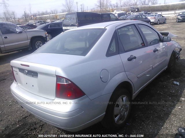 1FAFP34N37W279955 - 2007 FORD FOCUS ZX4/S/SE/SES SILVER photo 4