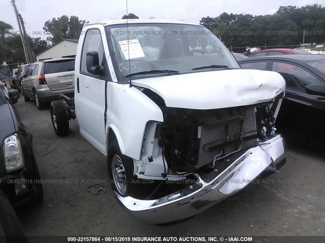 1GB0GRFG9H1206819 - 2017 CHEVROLET EXPRESS G3500  WHITE photo 1