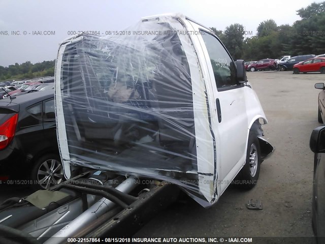 1GB0GRFG9H1206819 - 2017 CHEVROLET EXPRESS G3500  WHITE photo 4