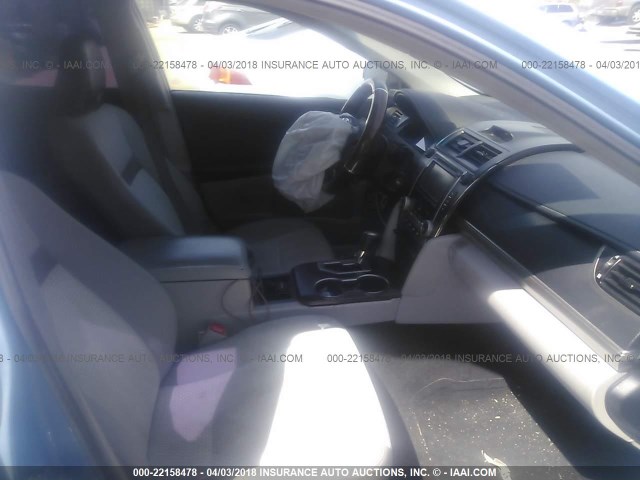 4T1BF1FK0CU619082 - 2012 TOYOTA CAMRY SE/LE/XLE 蓝色 照片 5