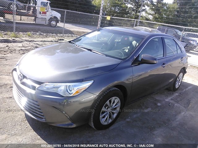 4T1BF1FK0HU299575 - 2017 TOYOTA CAMRY LE/XLE/SE/XSE ნაცრისფერი ფოტო 2