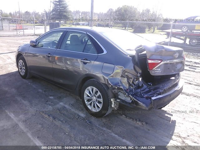 4T1BF1FK0HU299575 - 2017 TOYOTA CAMRY LE/XLE/SE/XSE ნაცრისფერი ფოტო 3