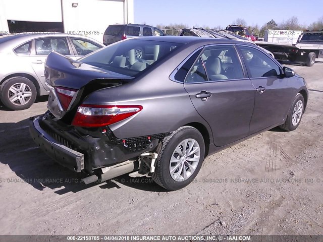 4T1BF1FK0HU299575 - 2017 TOYOTA CAMRY LE/XLE/SE/XSE ნაცრისფერი ფოტო 4