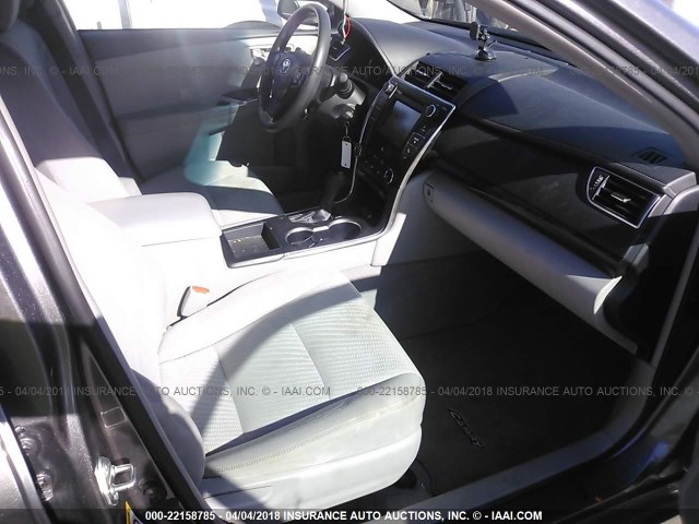 4T1BF1FK0HU299575 - 2017 TOYOTA CAMRY LE/XLE/SE/XSE ნაცრისფერი ფოტო 5