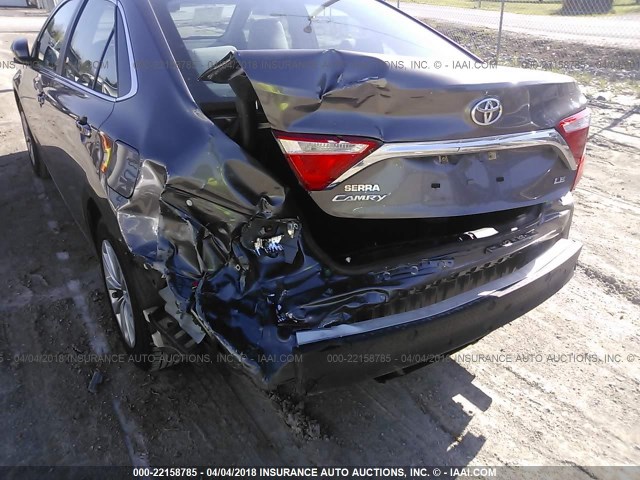 4T1BF1FK0HU299575 - 2017 TOYOTA CAMRY LE/XLE/SE/XSE ნაცრისფერი ფოტო 6