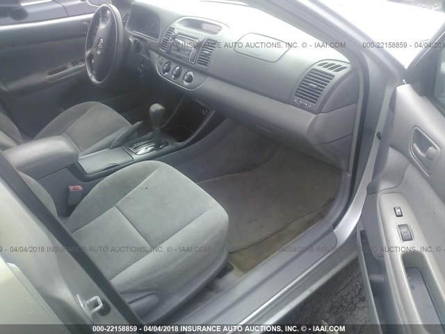 4T1BE32K02U521866 - 2002 TOYOTA CAMRY LE/XLE/SE 银色 照片 5