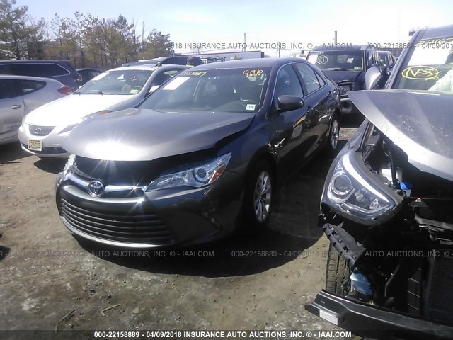 4T1BF1FKXFU880790 - 2015 TOYOTA CAMRY LE/XLE/SE/XSE Grau Foto 2