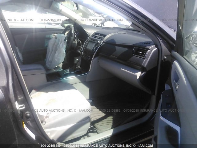4T1BF1FKXFU880790 - 2015 TOYOTA CAMRY LE/XLE/SE/XSE Grau Foto 5