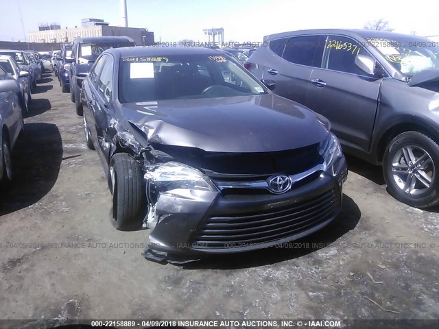4T1BF1FKXFU880790 - 2015 TOYOTA CAMRY LE/XLE/SE/XSE Grau Foto 6