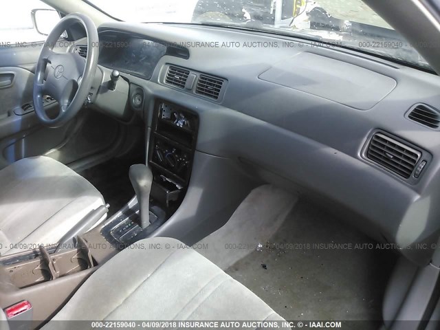 4T1BG22K7XU459944 - 1999 TOYOTA CAMRY CE/LE/XLE 银色 照片 5