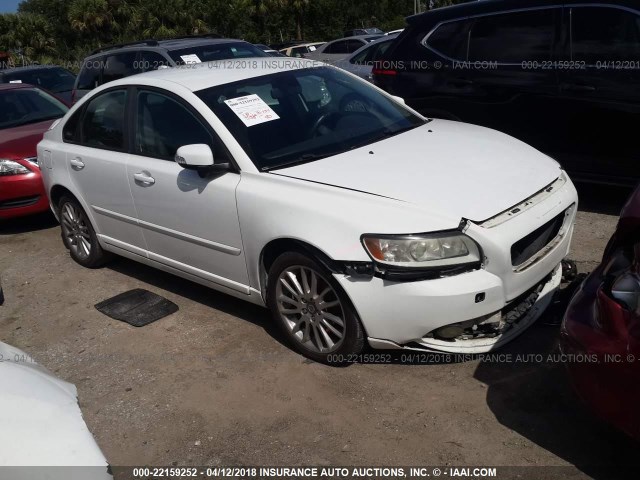 YV1382MS6A2501410 - 2010 VOLVO S40 2.4I WHITE photo 1