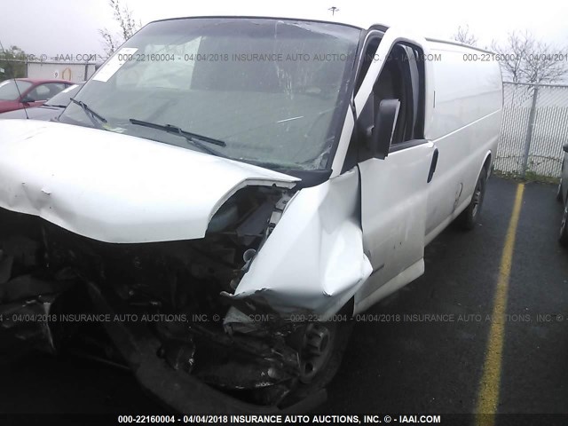 1GTGG296X71240027 - 2007 GMC SAVANA G2500 WHITE photo 2