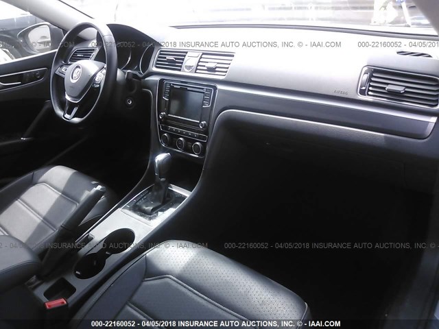 1VWDT7A36HC034879 - 2017 VOLKSWAGEN PASSAT R-LINE Boz foto 5