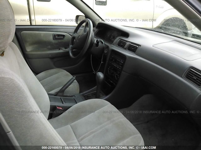 4T1BG22K2WU263179 - 1998 TOYOTA CAMRY CE/LE/XLE 棕色 照片 5