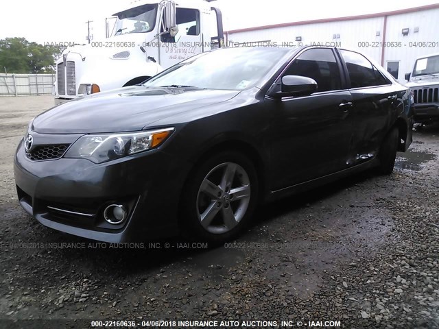 4T1BF1FK9EU351586 - 2014 TOYOTA CAMRY L/SE/LE/XLE ნაცრისფერი ფოტო 2