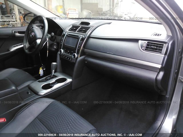4T1BF1FK9EU351586 - 2014 TOYOTA CAMRY L/SE/LE/XLE ნაცრისფერი ფოტო 5