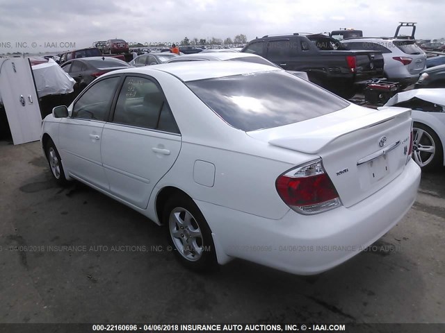 4T1BE32K35U546135 - 2005 TOYOTA CAMRY LE/XLE/SE თეთრი ფოტო 3