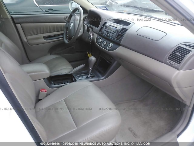 4T1BE32K35U546135 - 2005 TOYOTA CAMRY LE/XLE/SE თეთრი ფოტო 5