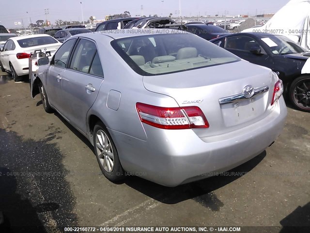 4T1BF3EK6BU628915 - 2011 TOYOTA CAMRY SE/LE/XLE SILVER photo 3