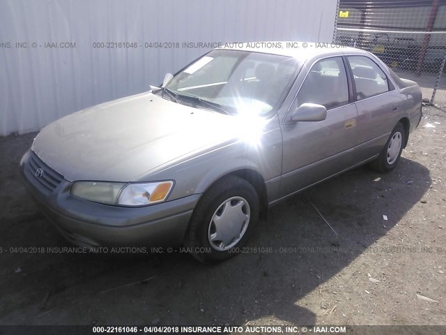 4T1BG22KXVU066999 - 1997 TOYOTA CAMRY CE/LE/XLE GRAY photo 2